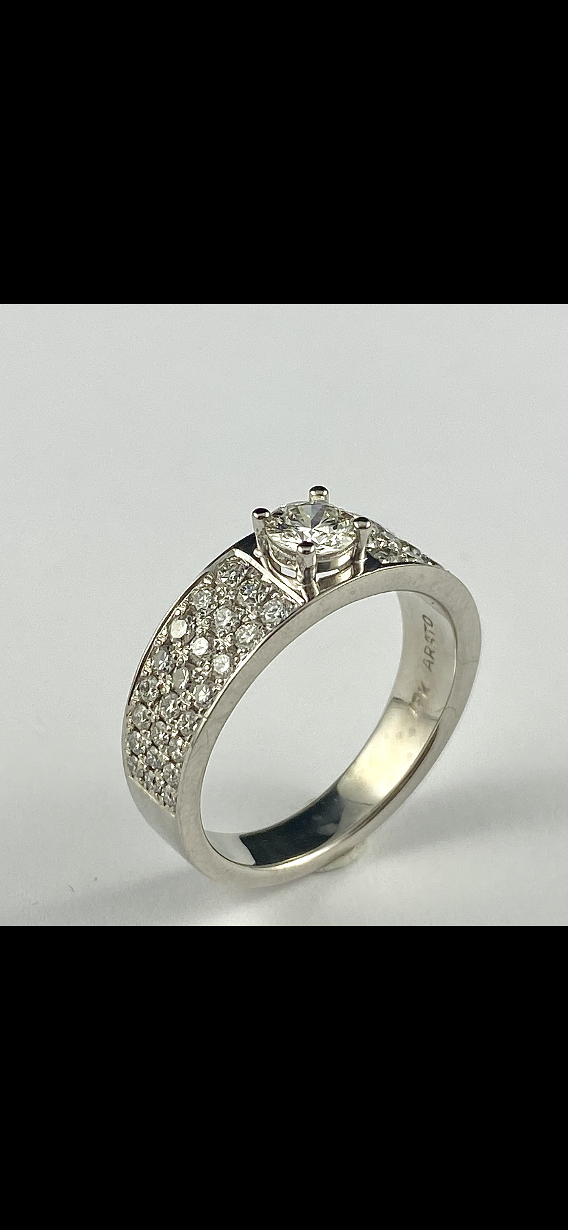 19k White Gold Diamond Ring