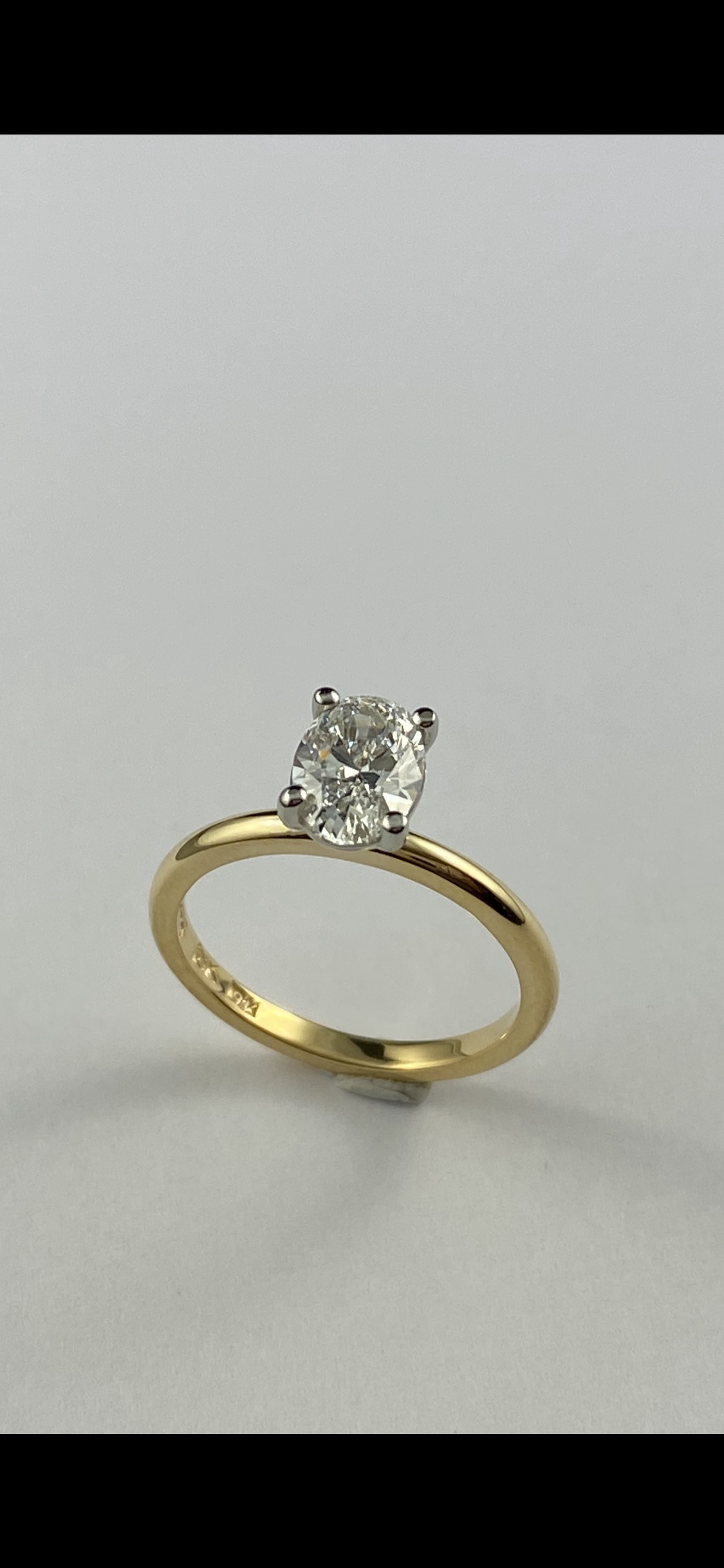 19K White and 18K Yellow Gold Oval Brilliant Cut Diamond Solitaire
