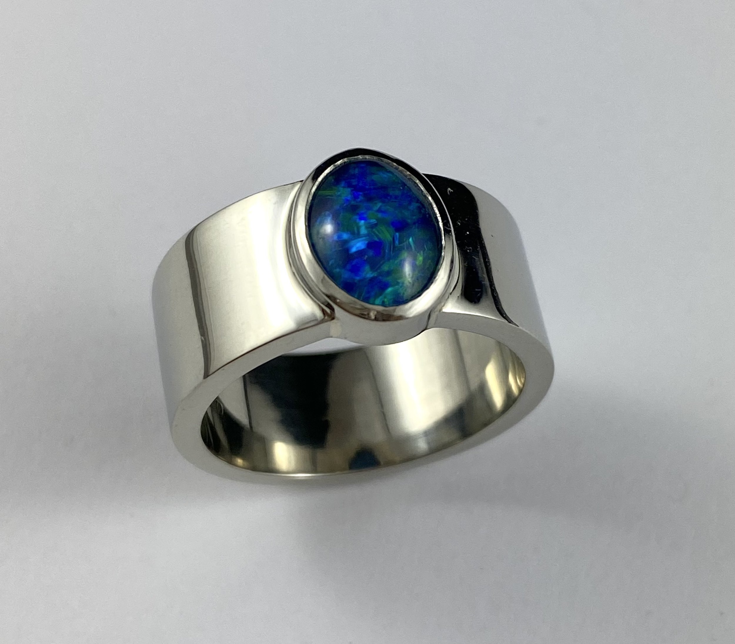 19K White Gold Opal Cabochon Ring