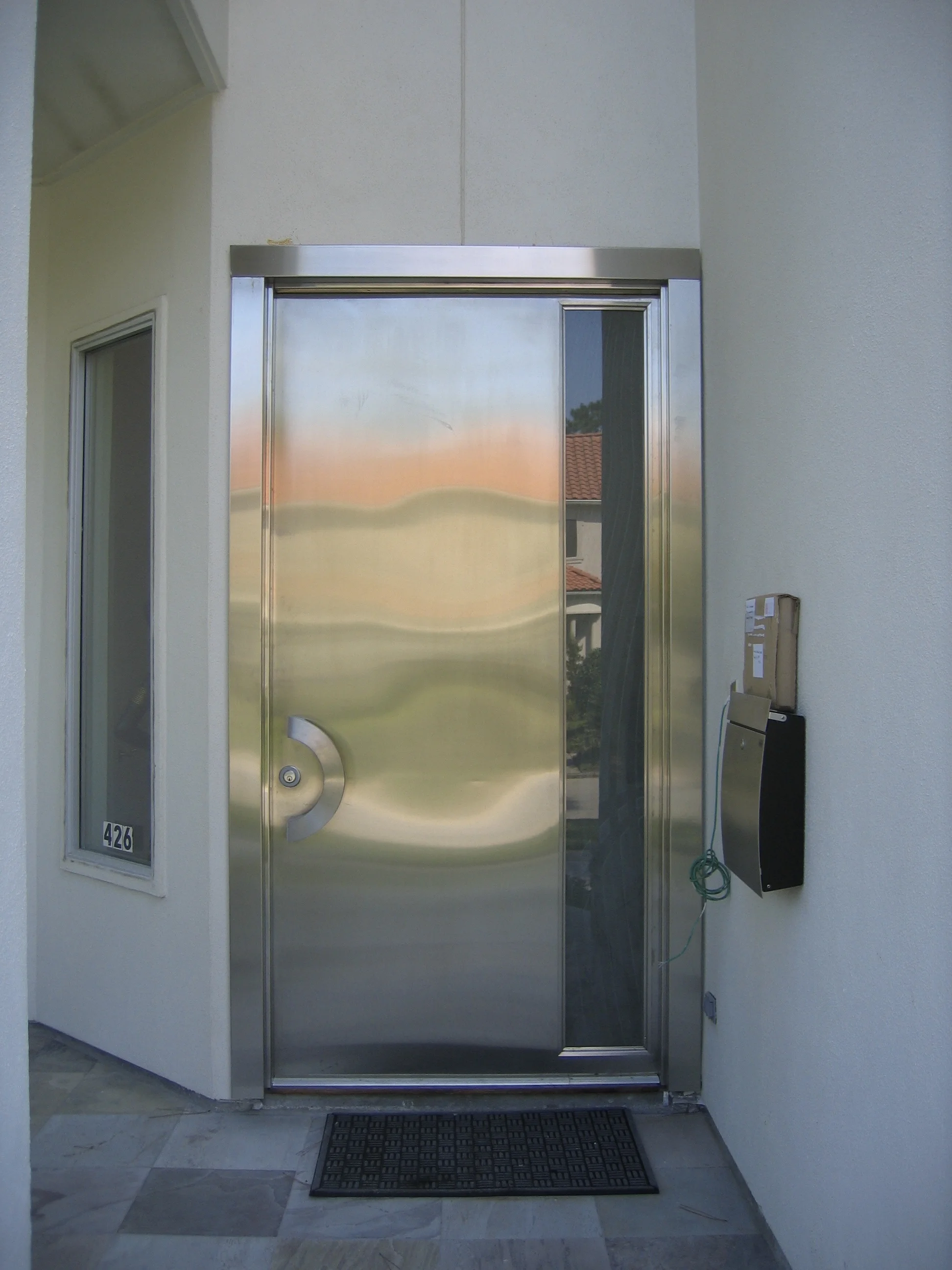 Viki pivot door