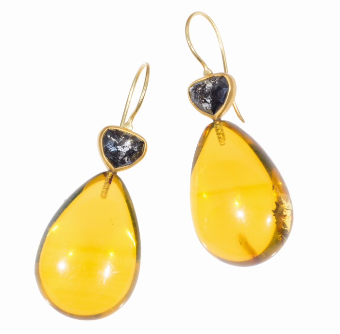 April Higashi, Ambā Ki, 2015, amber drops, 4.64 ctw diamonds, 18k and 22k gold, 2”, photo: Shibumi Gallery