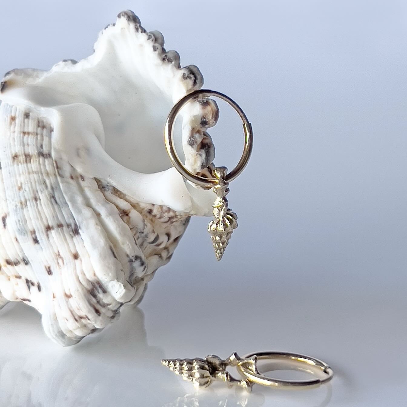 Sunny days in Berkeley remind us how lucky we are to be by the water. 🐚 These Spiral Charm on Hoop Earrings by Kirsten Muenster are playful but light for everyday wear. Available in 10k gold or sterling silver.

#innerlandscapes #shibumigallery #fou