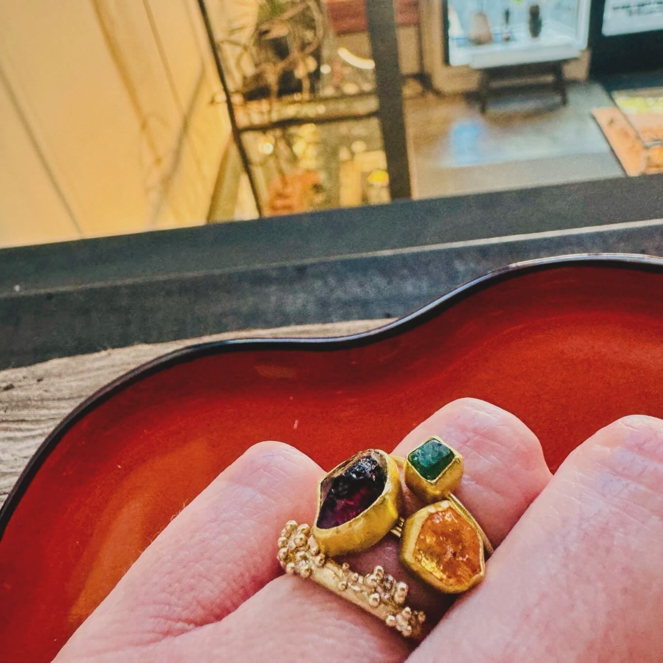 Our ring stack of the week features cut emerald, spessartine and umbalite garnets by @nikiulehla, alongside the organic barnacles of @ruthtomlinsonjewellery ✨ We love mixing colors and textures, helping you find the right piece for your stack! 

#shi