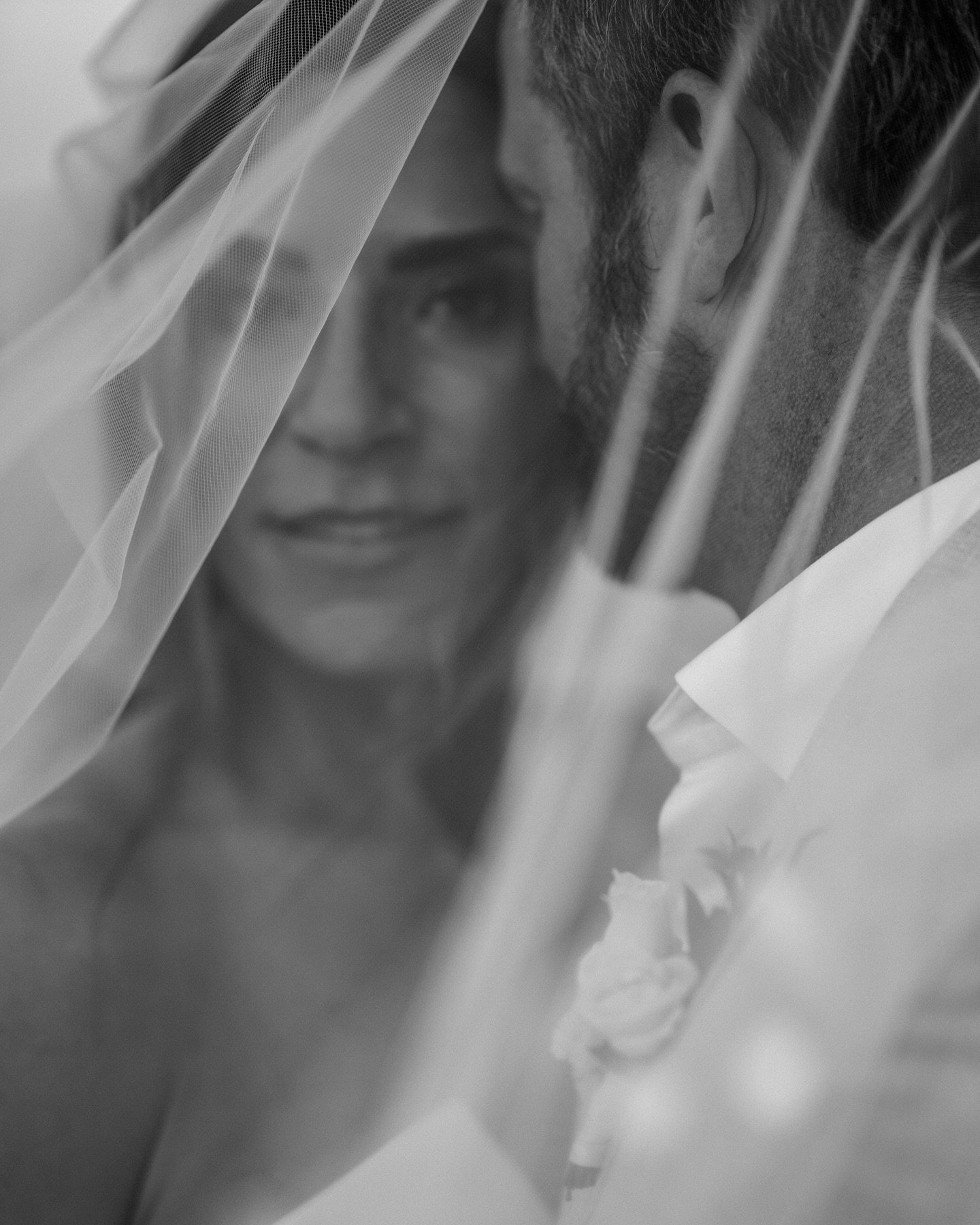 Exchanging vows, but on a Caribbean shoreline. 💅🏻