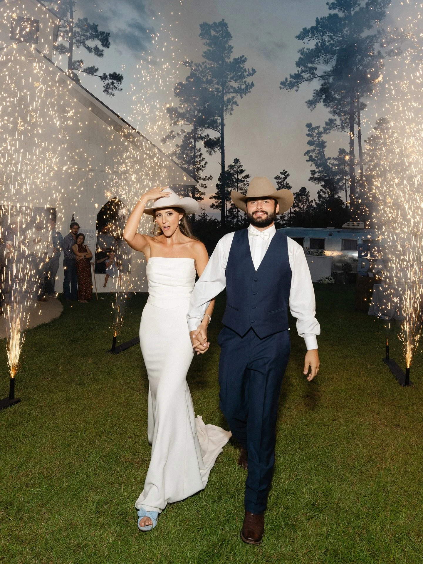 THE ESTISES! 🤍

Venue: @dreamlandvenue
Photo + Video: @jansenweddings
Day of Coordinator: Sharon Lasiter
Florals + Design: @cotton_boll_florals 
Decor Rentals: @stachevintagerentals
HMUA: @kaitydoesmyhair @ritadward
Wedding Dress: @bluesparrowbridal