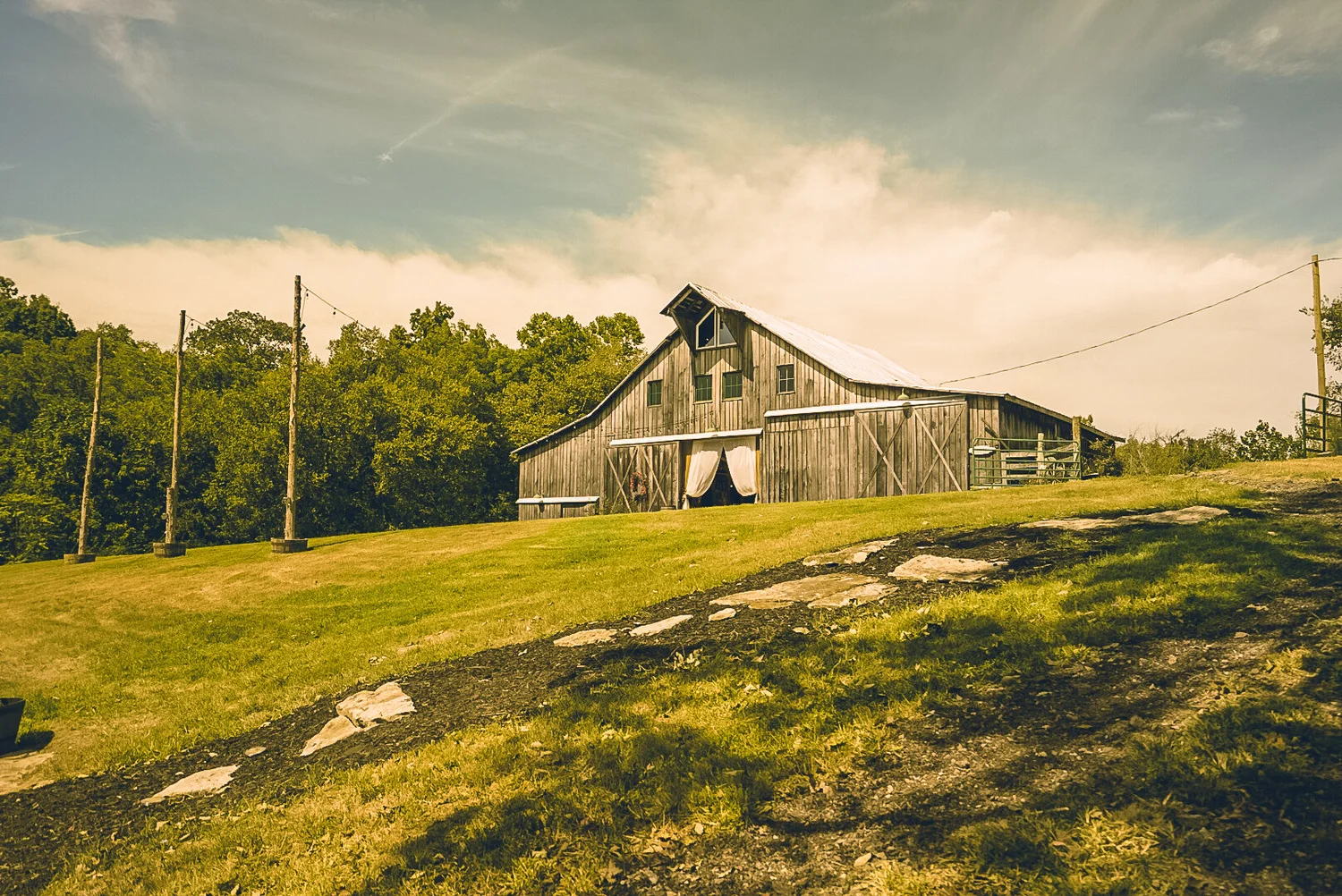 Robards Barn Gallery — Robards Barn & Venue