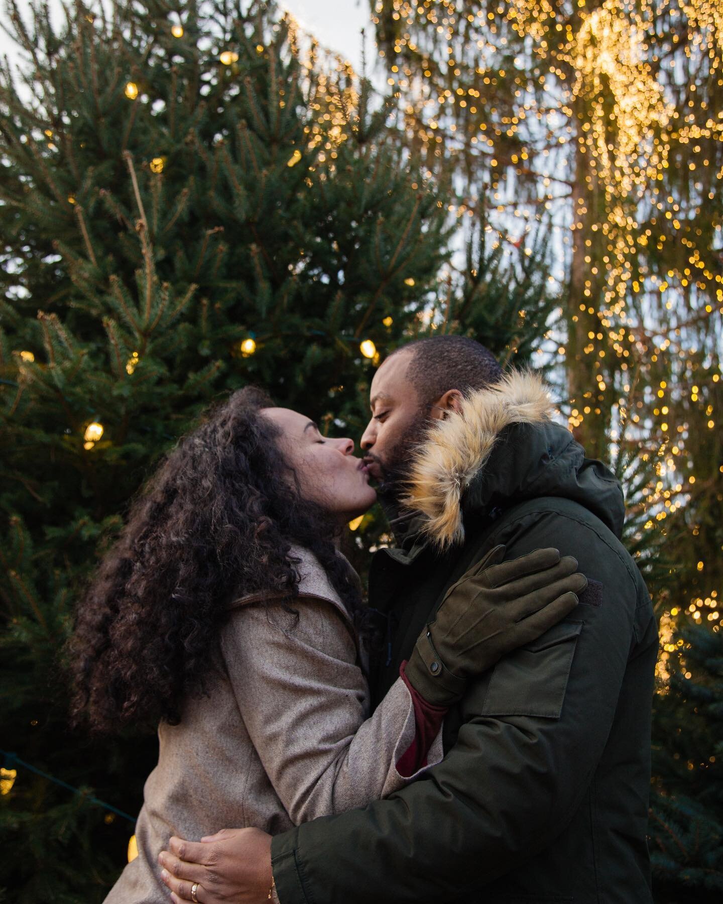 I hope everyone had a beautiful and blessed Christmas and can end of the 2020 holiday season on a high note! ✨ I love these holiday maternity photos for my wedding clients that came back to Asheville for a Christmastime baby moon @biltmoreestate #ash