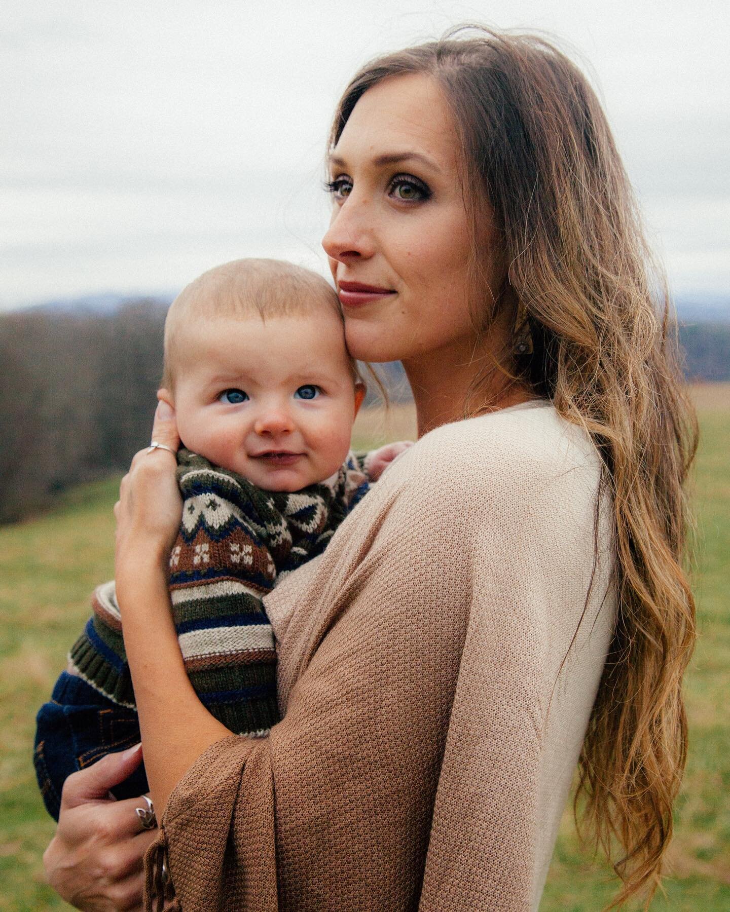 Mama &amp; Baby ❤️ I love documenting families outside in the fresh mountain air, even if it&rsquo;s wintertime. #motherhood #mamasndbaby #asheville #ashevillenc #mountainlife #ashevillefamilyphotographer #ashevillephotographer #ashevillephotography 