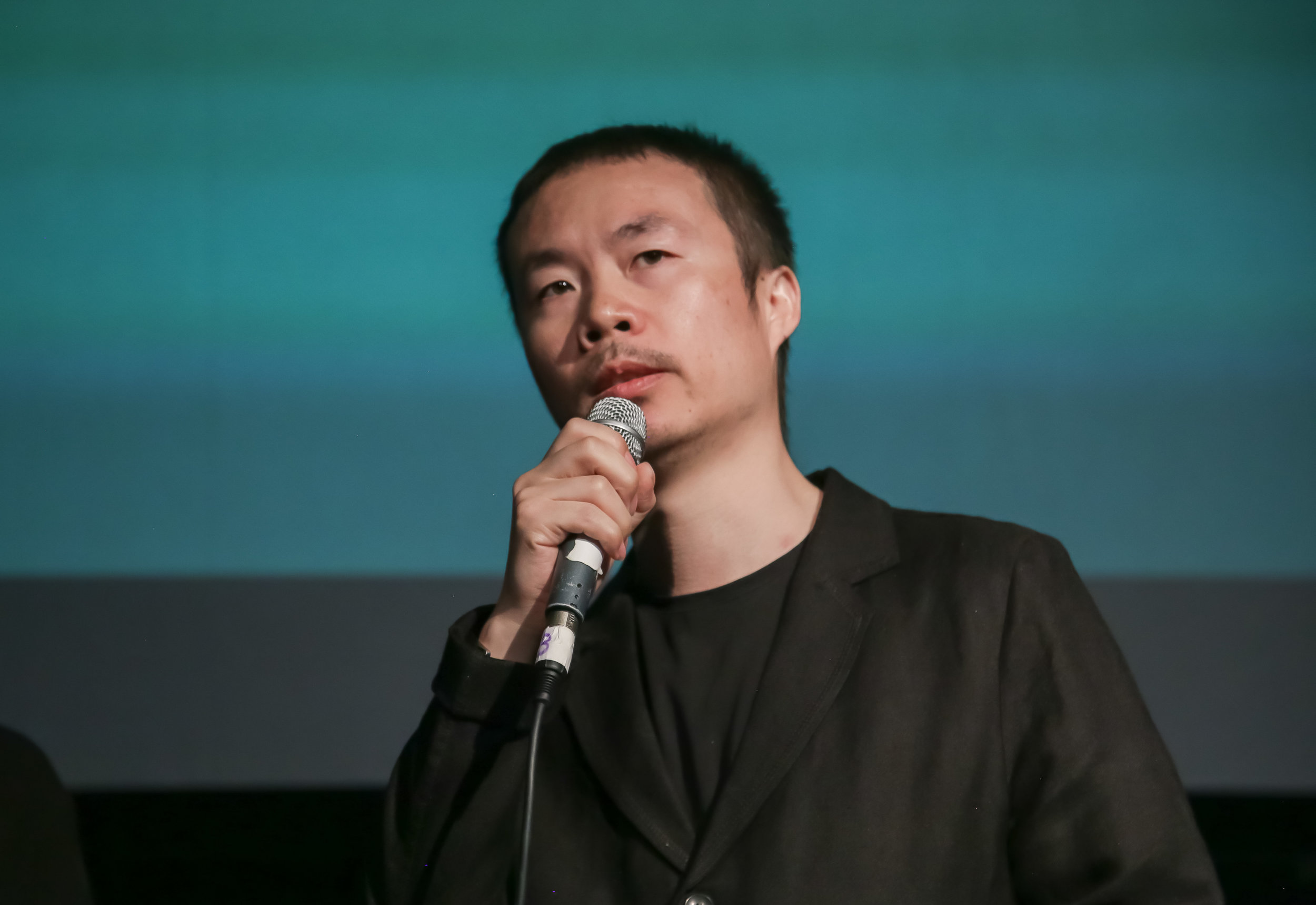 评委会成员李睿珺向观众讲解他的选片过程。