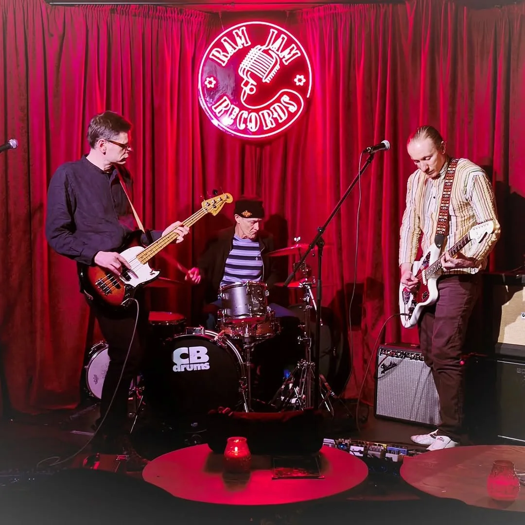 Azzures, Roundabout + Guests