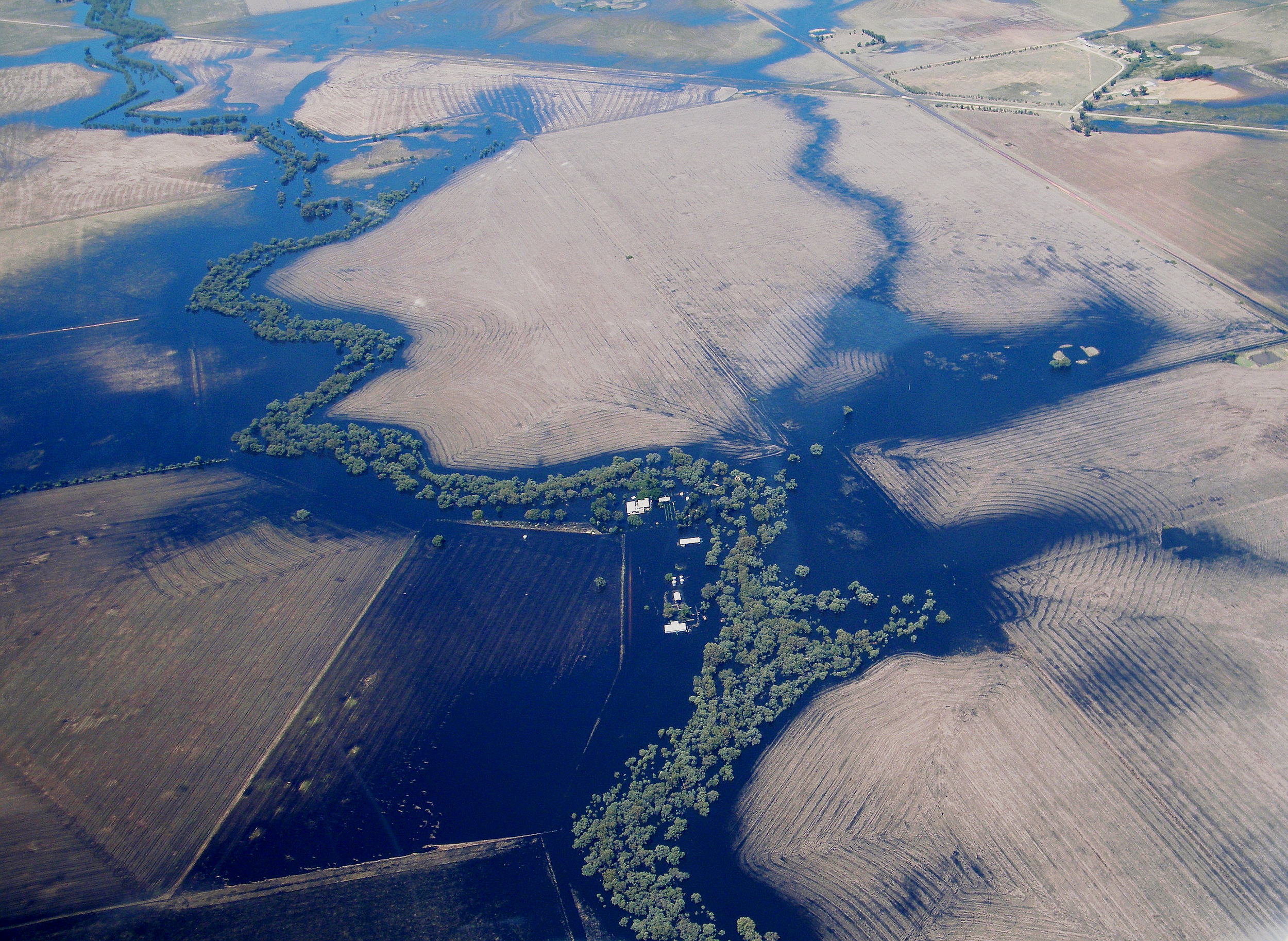 Bendigo Ck in flood near Mitiamo Jan 2011_edit.png