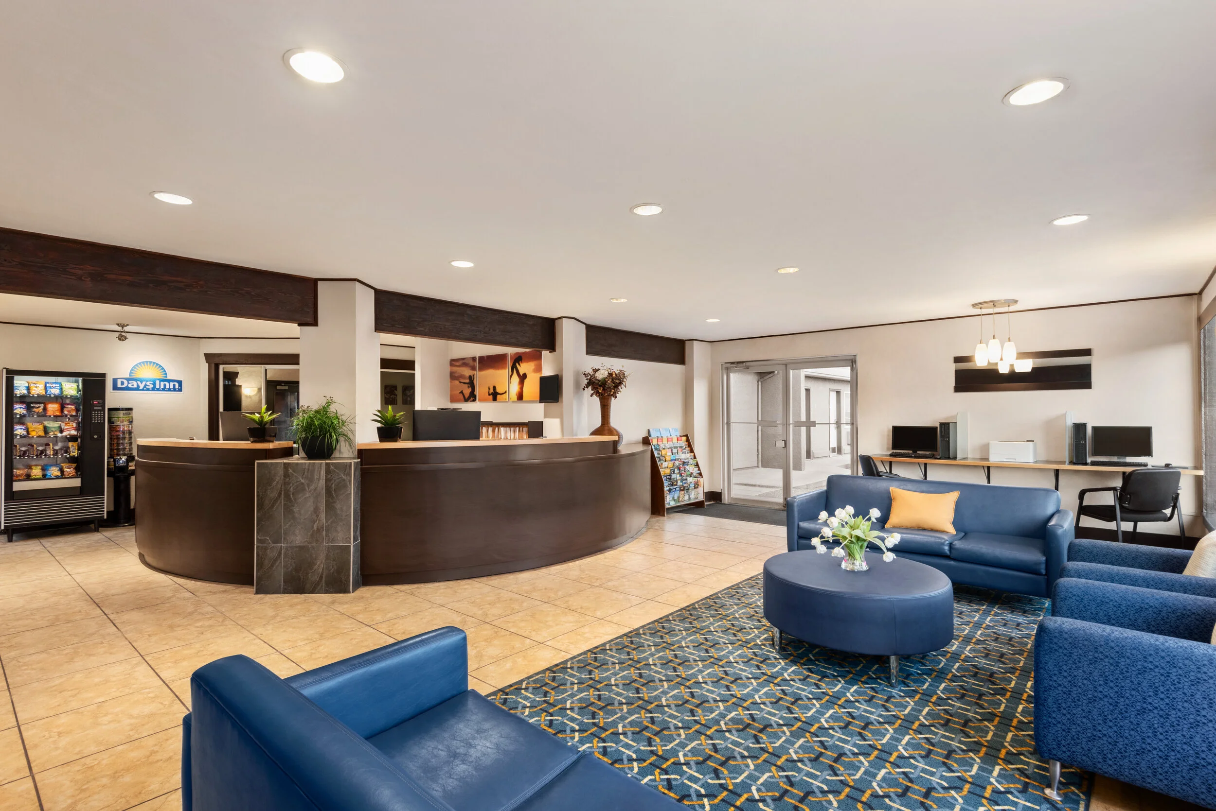 Days Inn Kelowna - Lobby - 1416845.jpg