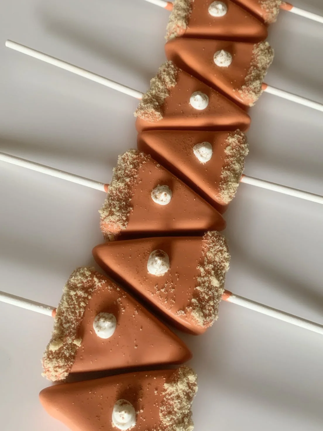 POV: it&rsquo;s pumpkin spice season and we don&rsquo;t do boring cake pops

#cakepops #cakepopsnearme #pdxeats #pdxbakery #pdxparents #bestseller #yummytreats #pumkinseason #pumpkinspiceseason #pumpkinpie #fallseason #pumpkincakepops