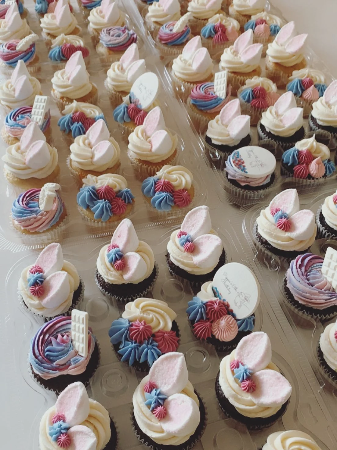 Hippity hop! 🐰 How cute are these cupcakes made with natural dyes and scratch made buttercream frosting 😋 

#cakepops #cupcakes #pdxeats #pdxbakery #pdxparents #bestseller #yummytreats #bunnytheme #buttercream #cupcake