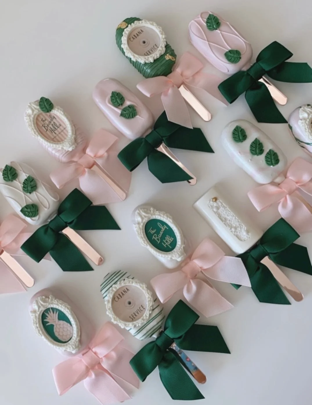 An ode to the timeless glam of the iconic Beverly Hills Hotel 🌴 

#cakepops #cakepopsnearme #pdxeats #pdxbakery #pdxparents #cakesicle #beverlyhills #pinkpalace #hotel #pink #cabana #vacayvibes