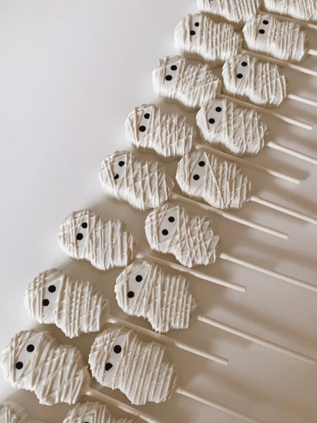 Our not so spooky Halloween line up of cake pops is here to make sure you treat yourself to a boooo-tiful day 👻 

#cakepops #cakepopsnearme #pdxeats #pdxbakery #pdxparents #bestseller #yummytreats #halloween #halloweentreats #mummycakepop #mummy #ha