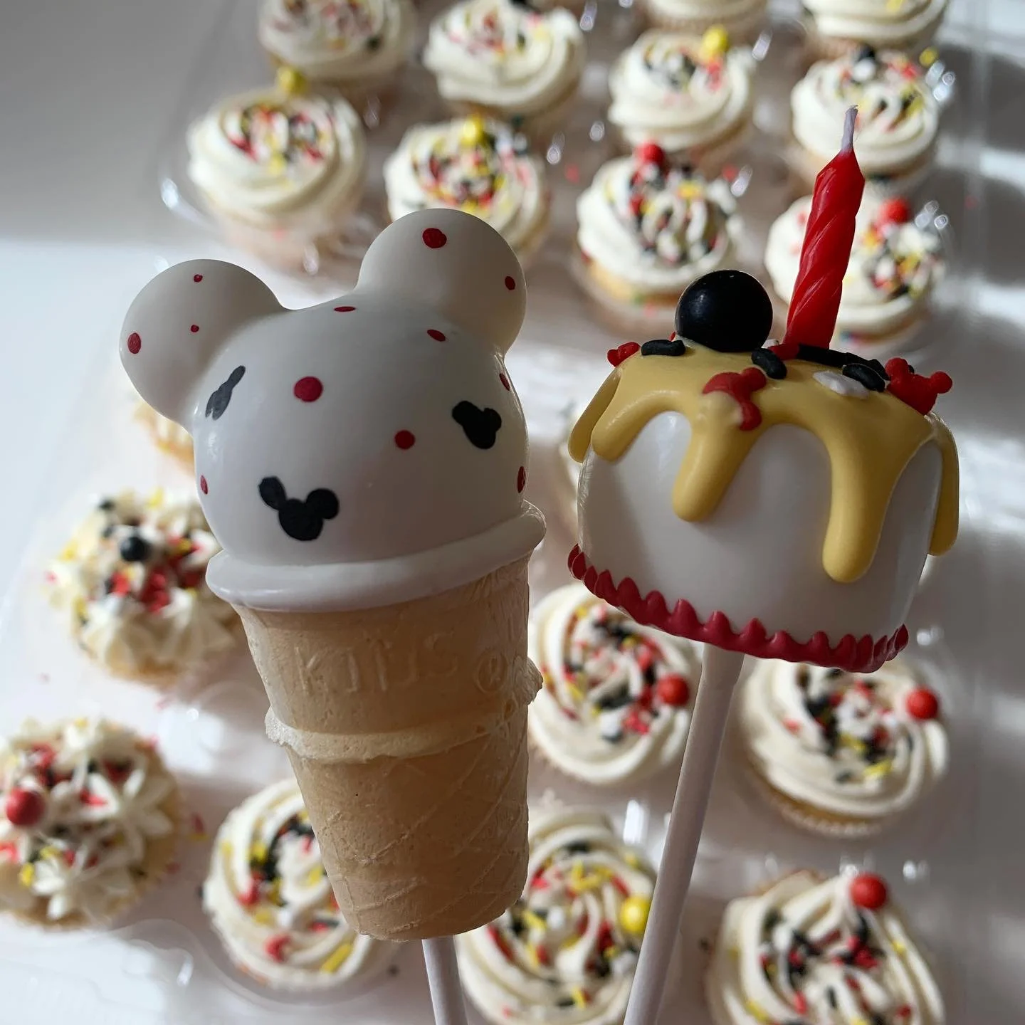 The cutest 😍 

Birthday package for a party at @happyplaypdx 

#cakepops #cakepopsnearme #pdxeats #pdxbakery #bestseller #birthdayparty #indoorplayground #indoorplay #birthdaycakepops #handpainted #birthdaycupcakes #pdxparent