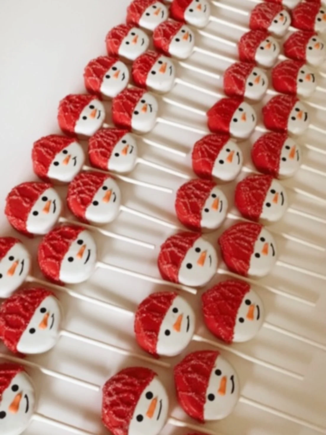 We are literally making these on repeat EVERY DAY this month. We make our cake pops with intention. We want to spread joy and smiles with every cake pop we release, and this did it for sure. Kids are absolutely loving these little snowman pops ❤️ 

T