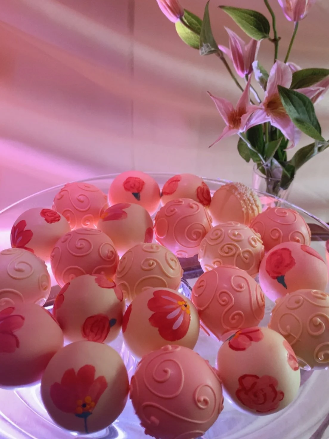 Hand painted blooms for the sweetest baby shower 🌸🌺💐🌷🌹 

📍The Allison Inn &amp; Spa 

#cakepops #pdxbakery #handpainted #custom #pdx