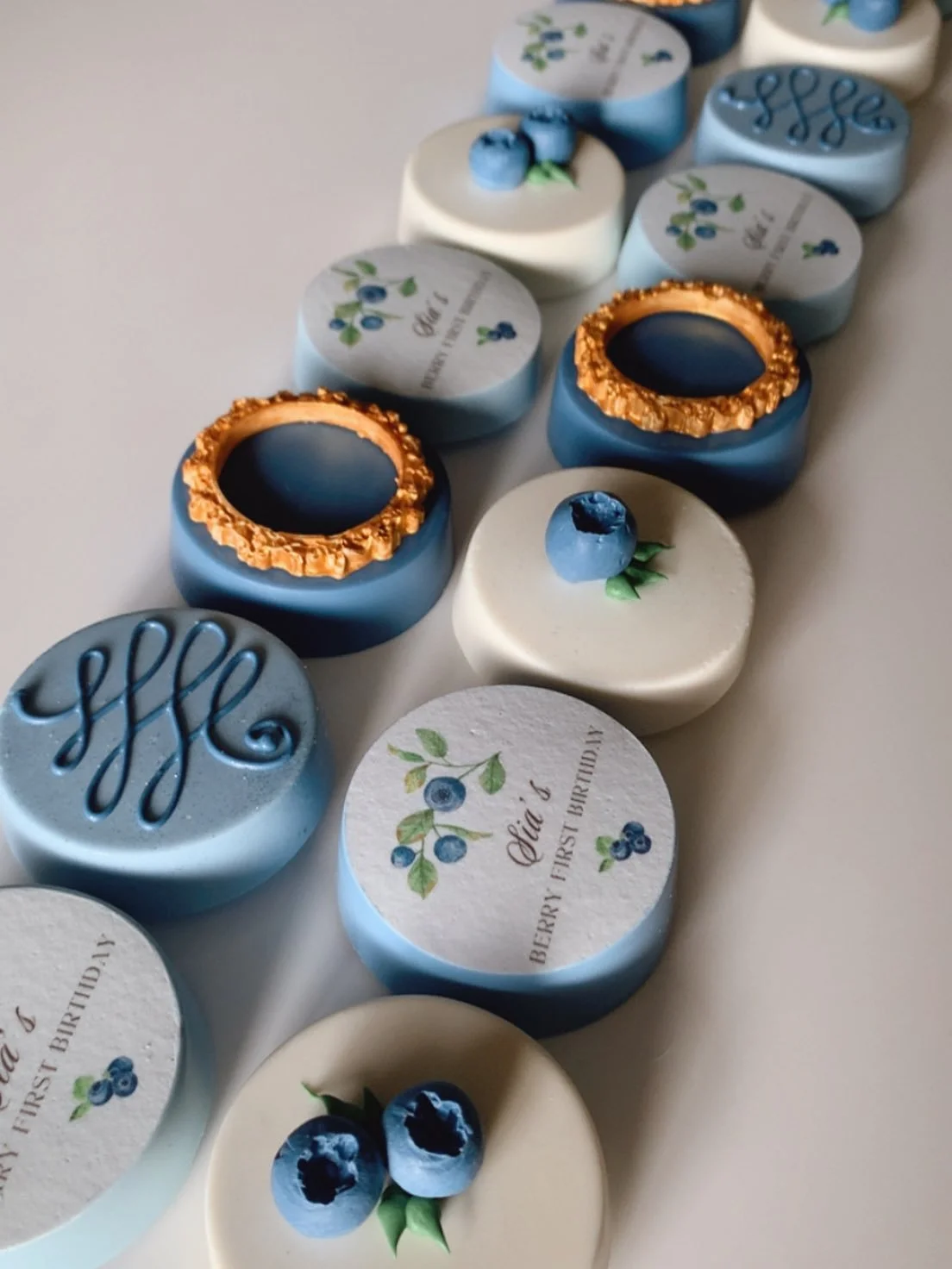 🫐 Styled Oreo treats for a sweet birthday party 

#dippedoreos #pdxbakery #oreos #birthdayparty #blueberry