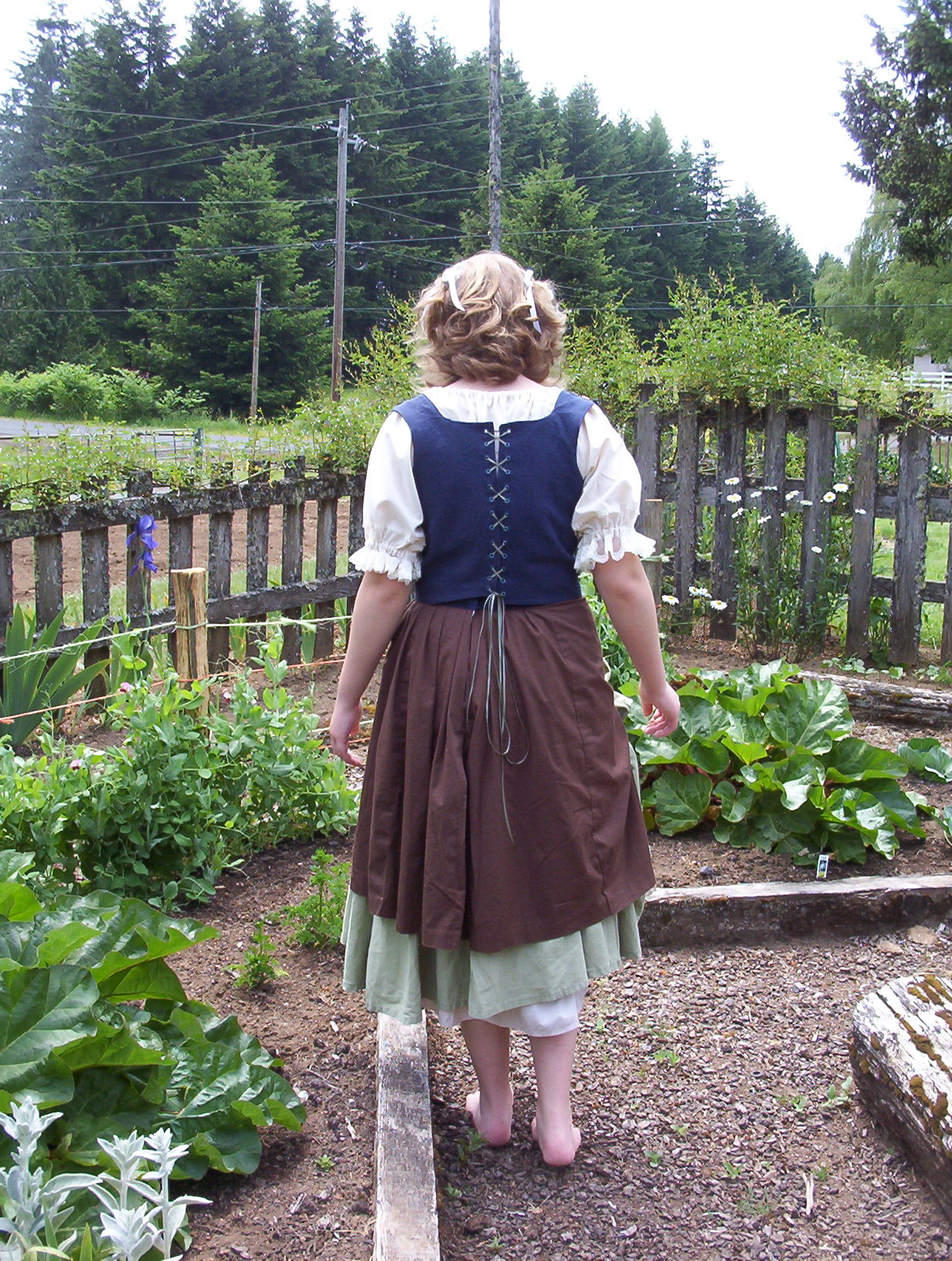 Bekah's Hobbit Dress 005.jpg