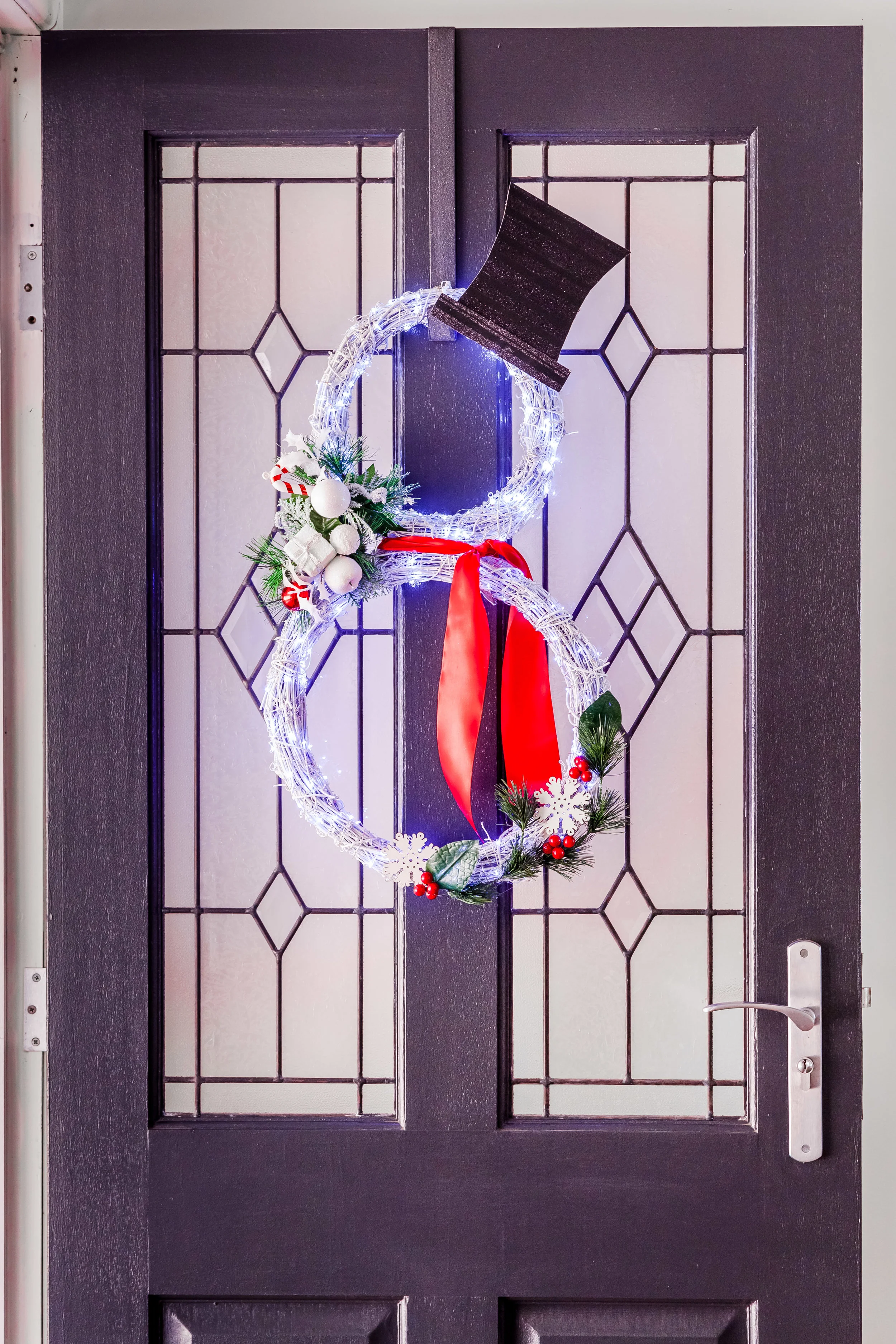 DIY Light Up Snow Man Wreath + Video | The Whimsical Wife