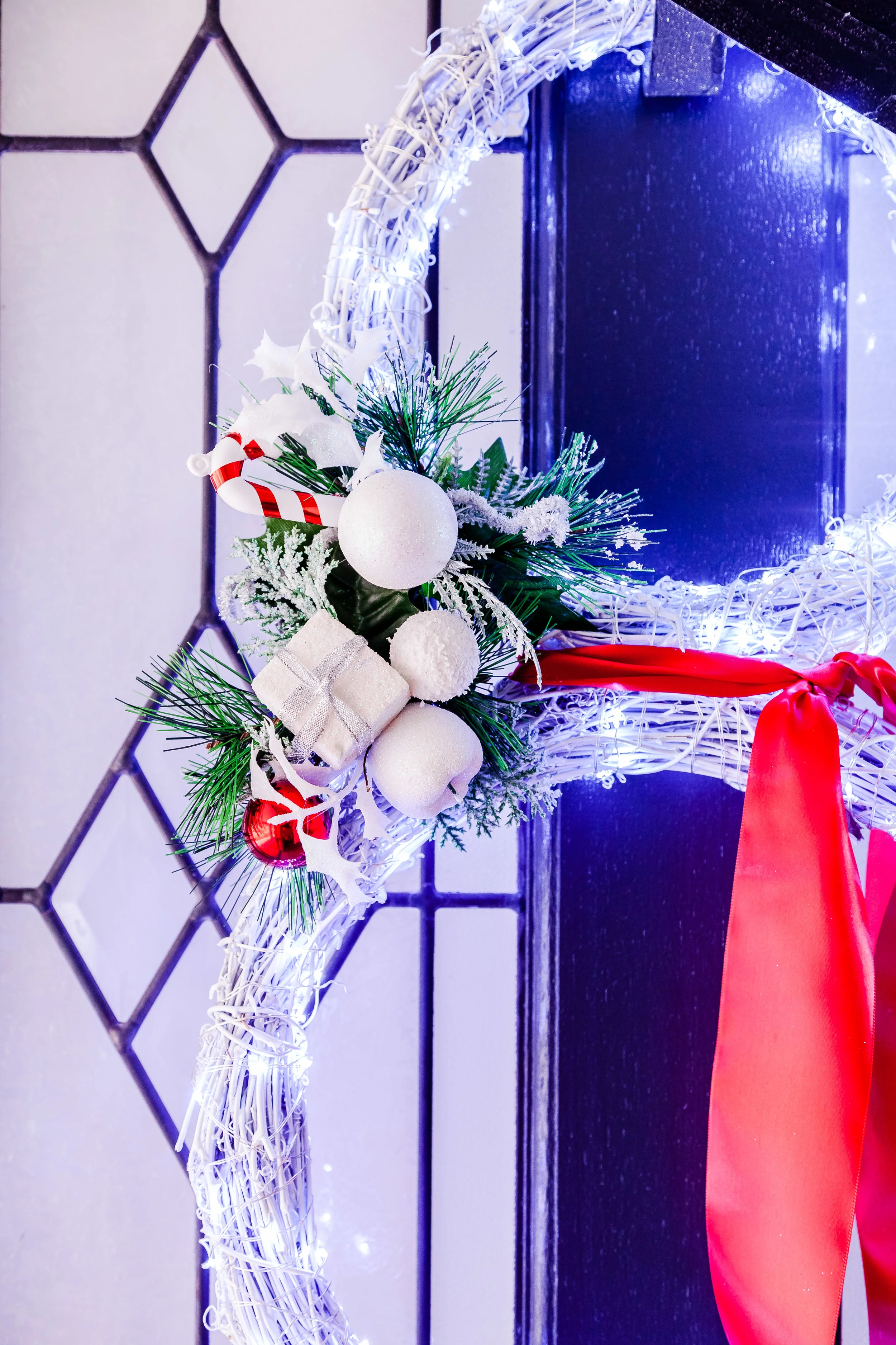 DIY Light Up Snow Man Wreath + Video | The Whimsical Wife
