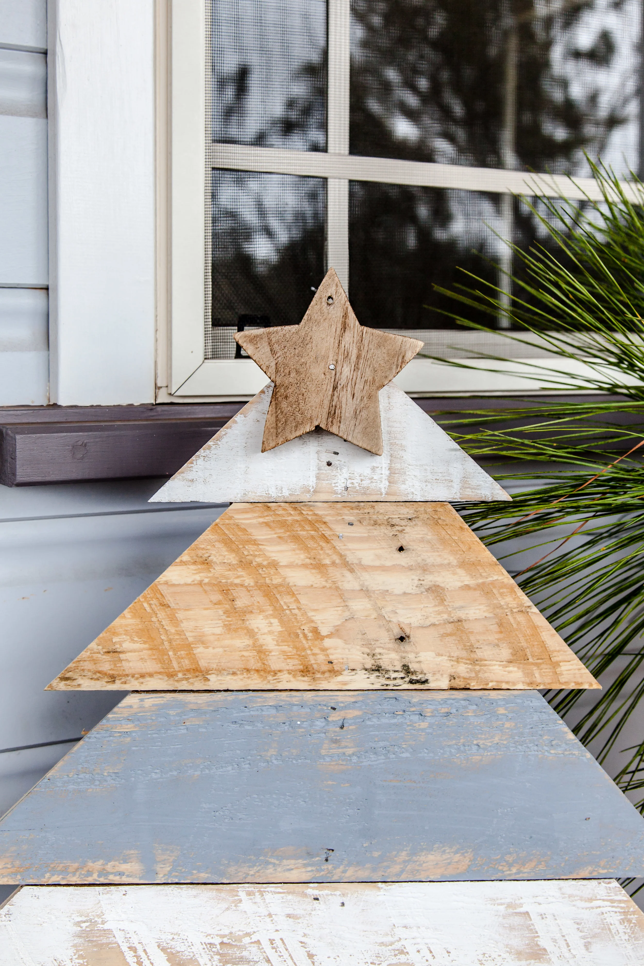 Rustic Pallet Christmas Tree + Video | The Whimsical Wife