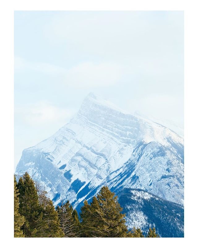 Snowy peaks in Banff .
.
.
.
#banff #banffnationalpark #canada #visitcanada #nationalpark #cascademountains #vscocam #picoftheday #photooftheday #landscapephotography #mountains #travelphotography #optoutside #explorecanada #discoverearth #earthfocus