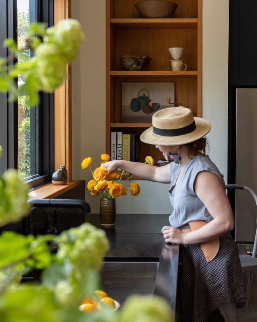 The cutest behind the scenes snap by @sencreativeco of Annie from @waters_studio doing her thing at our Cedar project✨🌸 I miss this project.