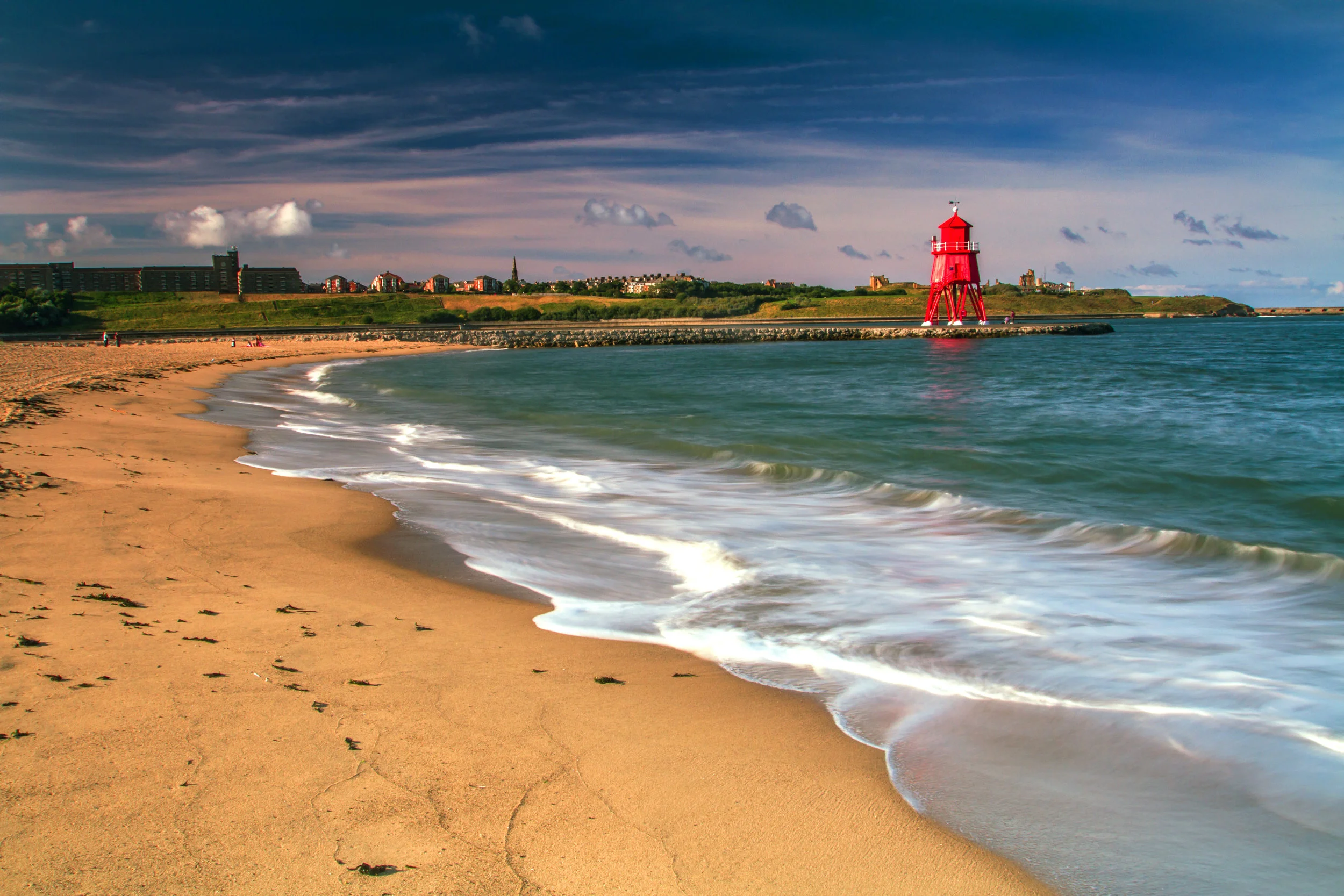 LDU233 - Wave Patterns and Groyne Lighthouse, South Shields