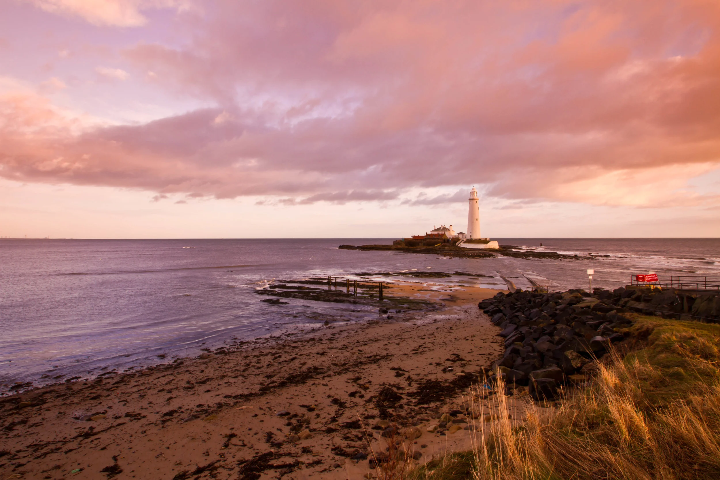 LTY230 - Dawn, St Marys LIghthouse.jpg