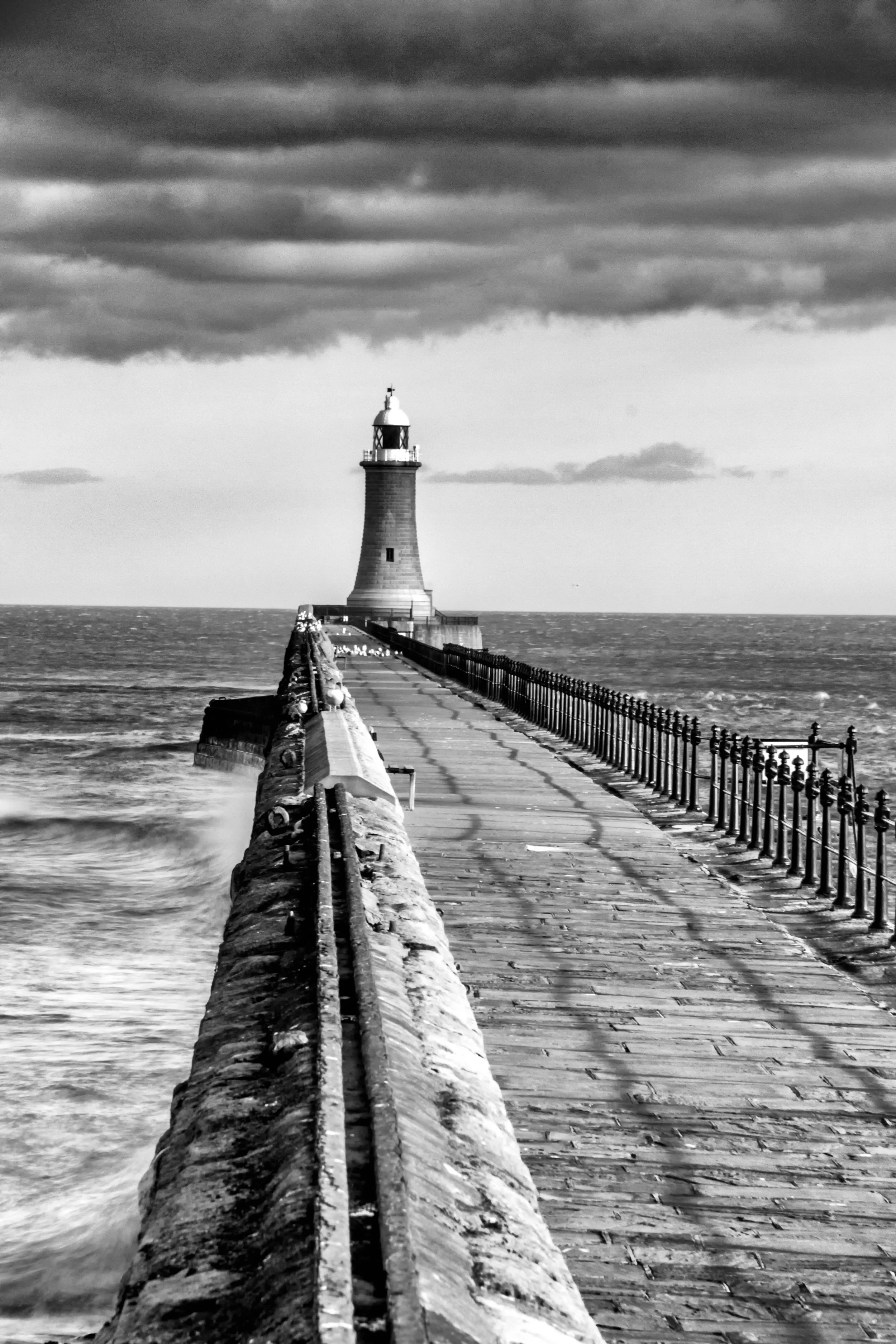 LTY298 (BW) - Towards the Lighthouse, Tynemouth.jpg