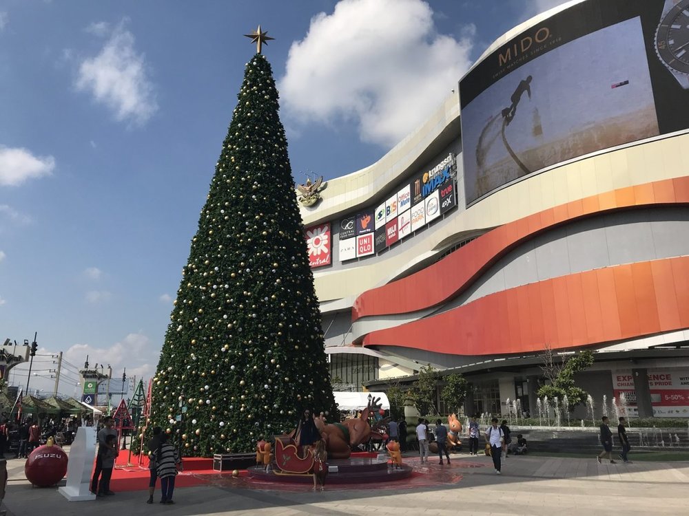 Famille-nomade-digitale-en-Thailande-Grand-sapin-devant-le-Central-Festival-à-Chiang-Mai.jpg