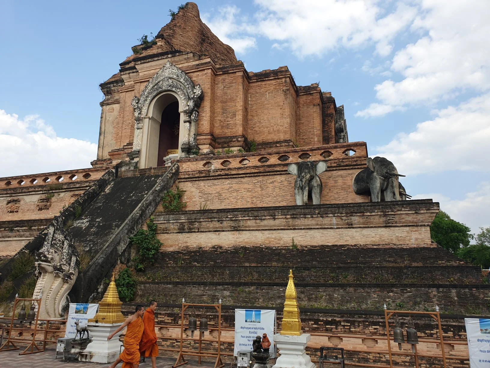 Monks at Wat Chedi Luang.jpg