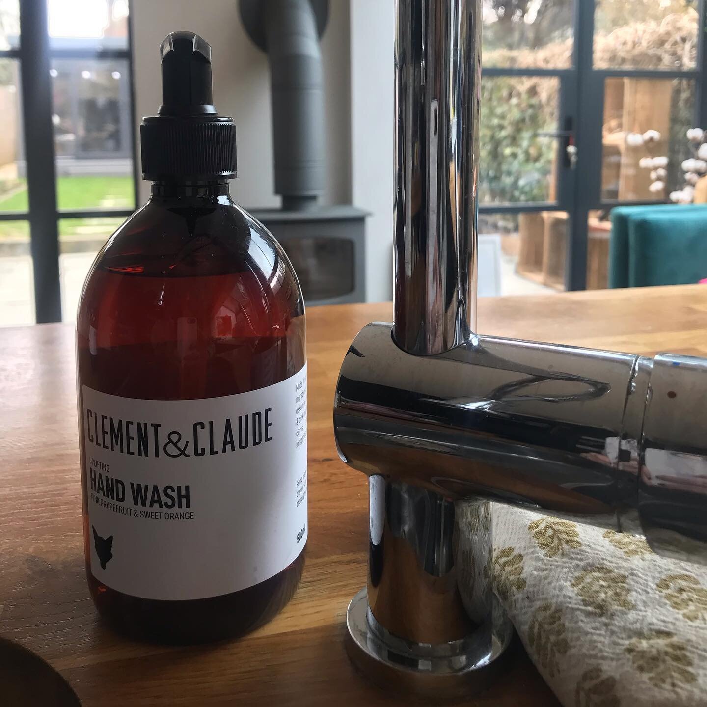 How lovely does our new hand wash look by the kitchen sink?  Thank you for all your orders, keep them coming and tag us in your #soapandsinkies 
#clementandclaudehandwash #madeincornwall #notoanimaltesting #dermologicallytested #veganfriendly