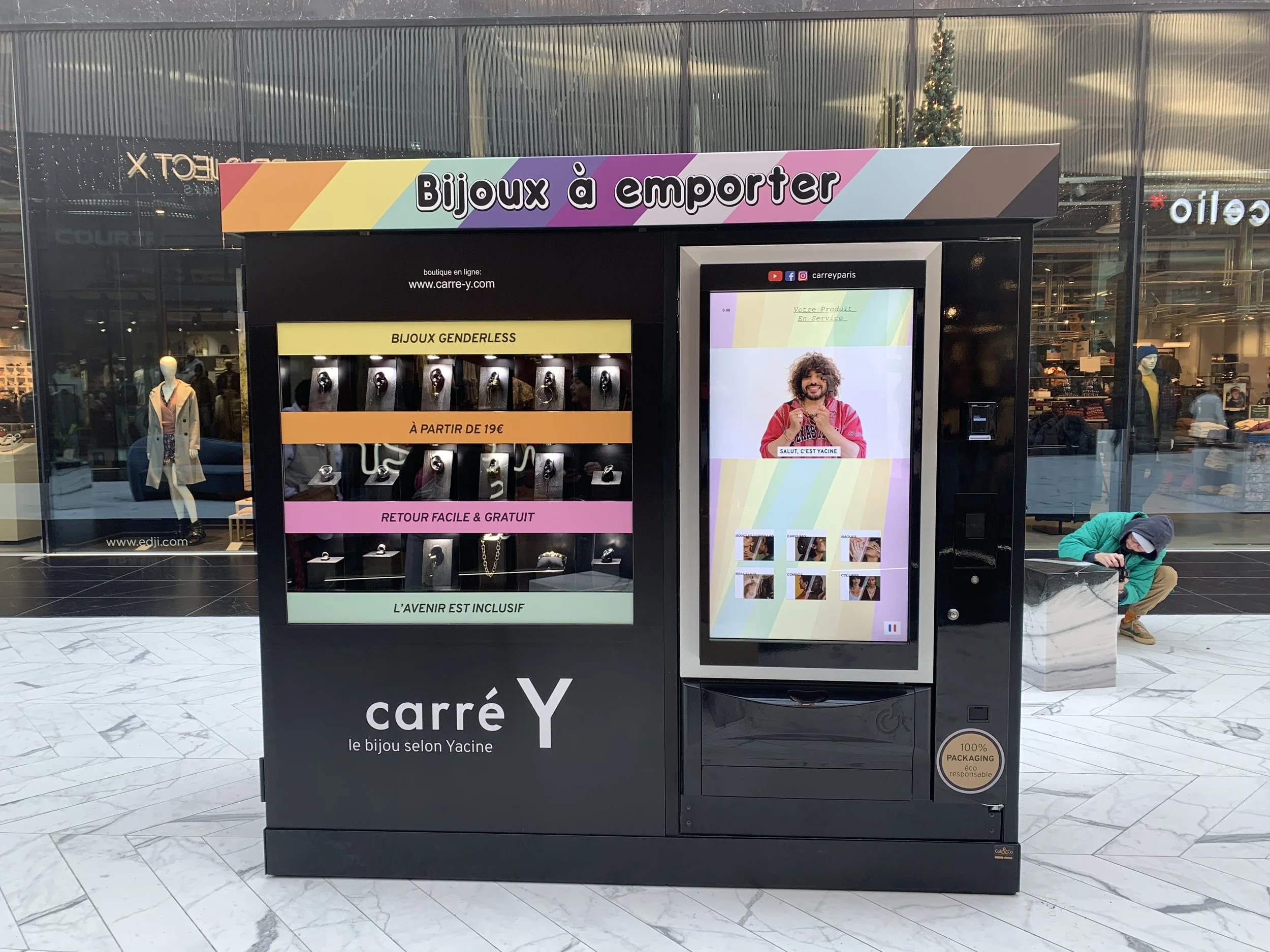 Carré Y dévoile son premier distributeur de Bijoux