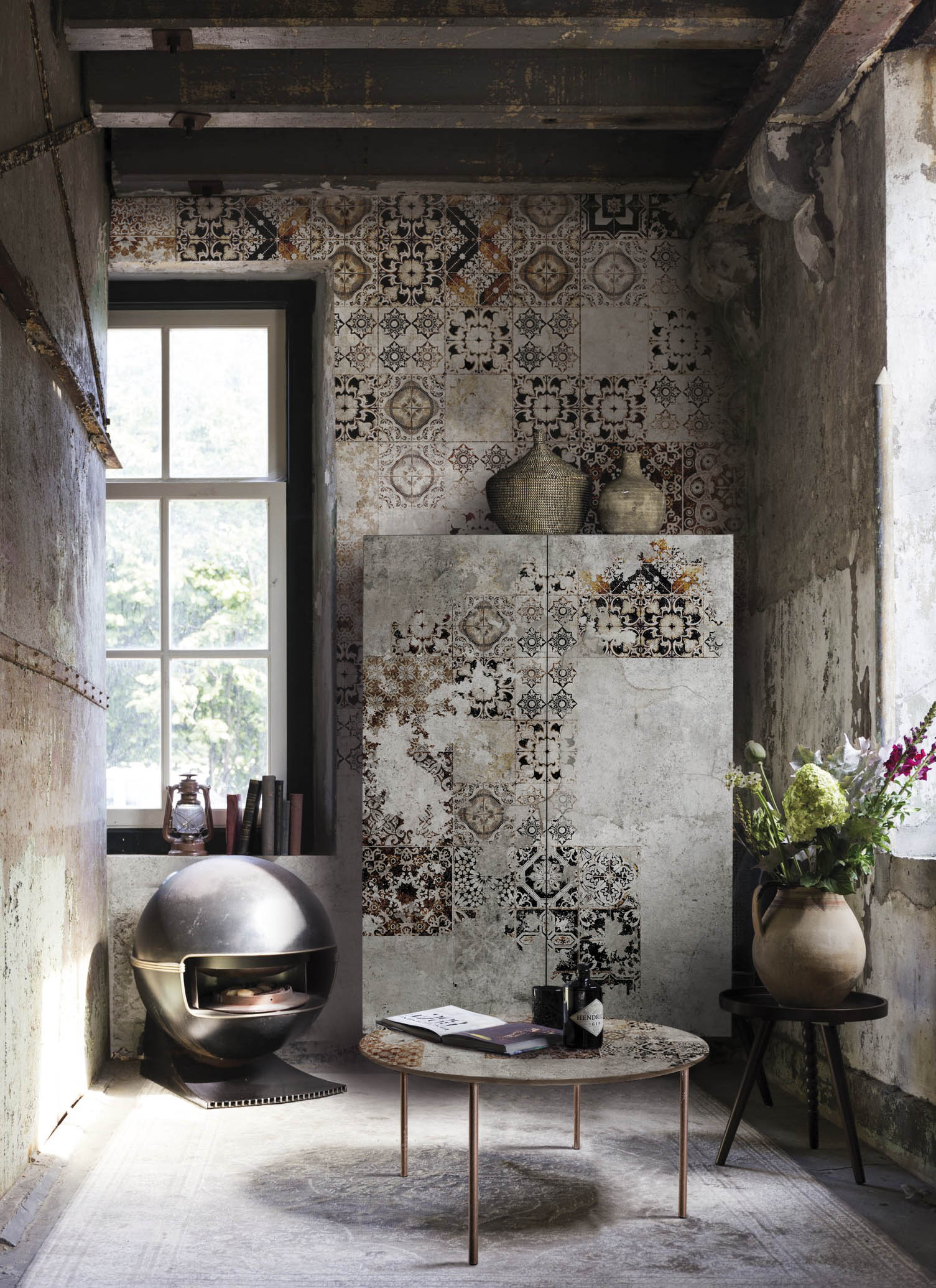 Furniture, fabric, glass fiber, polyester wallpaper or glazed ceramic floors, Momenti offer a decorative technique that allows every interior designer, architect or end user, to choose the pattern that most represents their mood and personality and have it skillfully reproduced on various surfaces.
