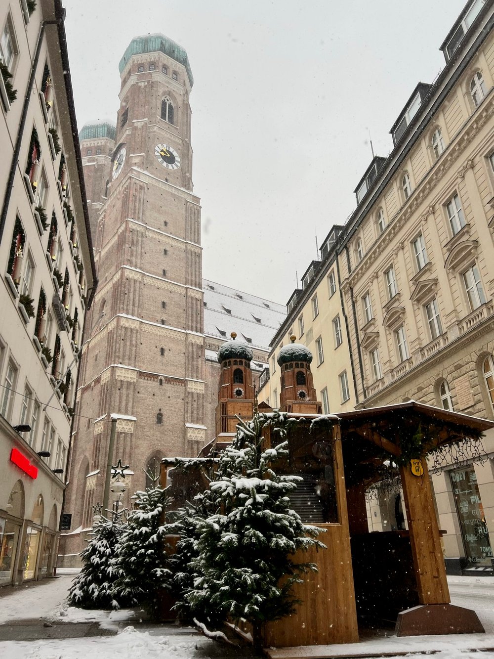  Frauenkirche (Church of our Lady) and a matching glühwein stall 