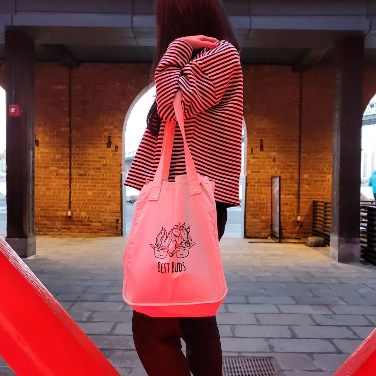 Took #bestbuds around the streets of #dumbo and had a blast. #NYC is having spring weather, bring a cute companion with you. Grab your #totebag and your #cute #outfit and enjoy a smiley day. 
.
.
#fashion #nyc #leafyprints #ecofriendly #ecofashion #c