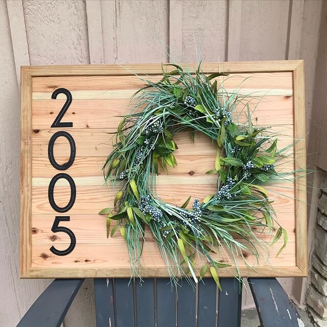 Wouldn’t this be a beautiful welcome into a home that has enough wall space outside their door?? I might need to make one of these also for myself and start switching out address signs like we switch out seasonal decor. 
#outdoorart #wreath #addresss