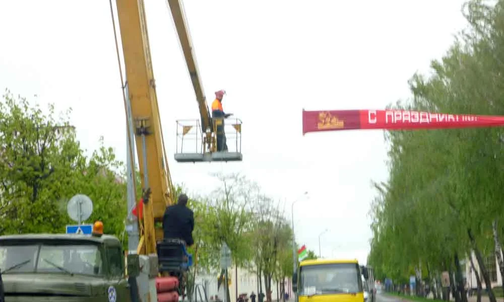 P1000920-Banner-hanging-for.jpg