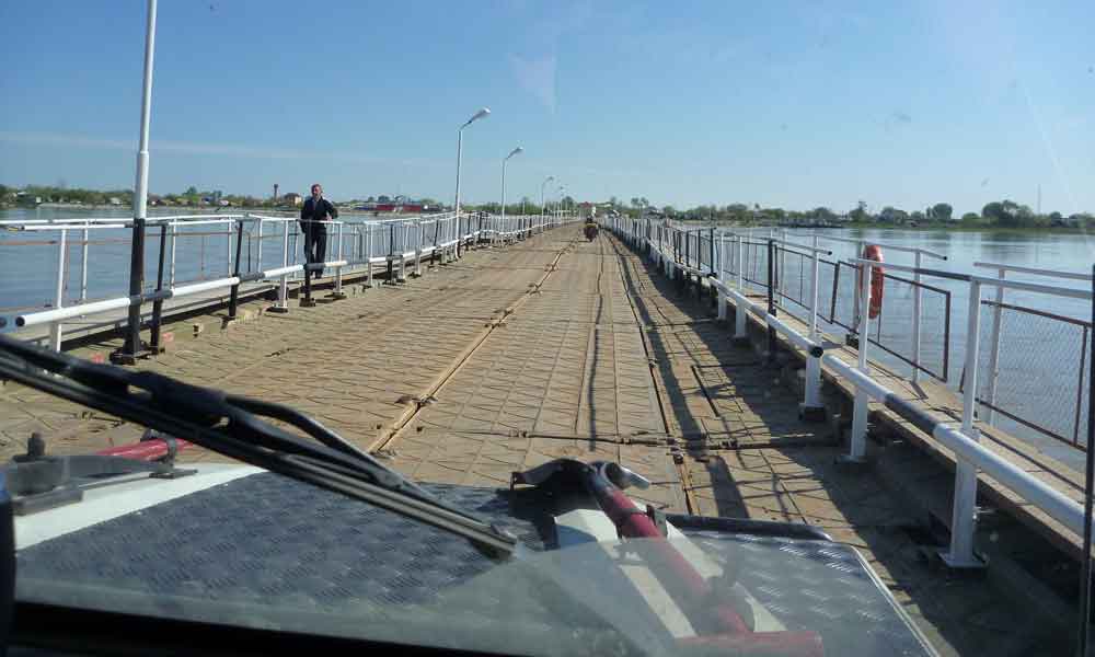 P1010252-Crossing-the-river.jpg