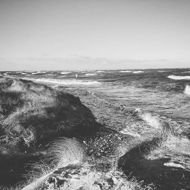 Beachless... der kr&auml;ftige Neujahrssturm hat den Strand komplett zerlegt. &bdquo;Den Wind kann man nicht kontrollieren, aber die Segel ausrichten&ldquo; so in etwa lautet eine bekannte Weisheit. Als Freelancer kann ich ein Lied davon singen und b