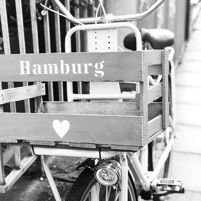 &bdquo;Nichts ist vergleichbar mit der einfachen Freude, Rad zu fahren.&ldquo; - (John F. Kennedy)
Wenn ich Kundentermine in Hamburg habe, fahre ich sehr gern mit dem Fahrrad. Oder gehe zu Fu&szlig;. Auch wenn es l&auml;nger dauert. Ich nehme das als