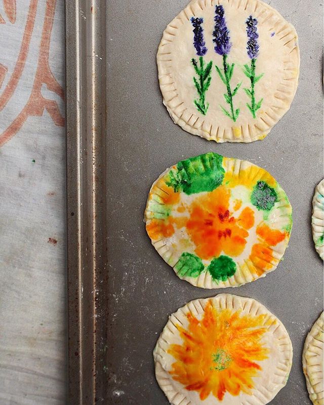 Looking for a fun project? Channel your creative energy into painting pie crusts! Recipe tutorial is at the link in my profile 🌸🌻🌼🌺 #messycooking &bull;
&bull;
&bull;
&bull;
&bull;
 #pie #howisummer #bareaders #feedfeed @feedfeed #imsomartha #edi