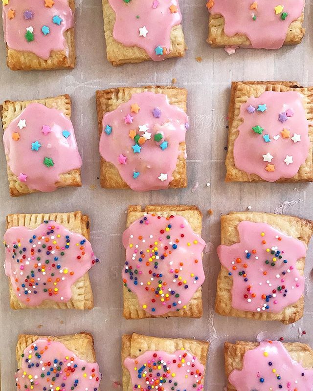 On my mind today: Pink Lemonade Mini Poptarts! Made with a flaky homemade poptart pastry &amp; filled with tangy lemon cranberry curd, they&rsquo;re perfect for summer sweet cravings. Recipe is at the link in my profile 💕#messycooking &bull;
&bull;
