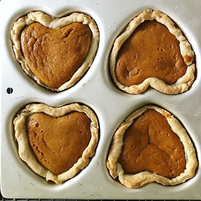 Nothing wrong with a little Thanksgiving in August! Especially if it&rsquo;s in the form of heart shaped mini pumpkin pies ❤️. Take note: here&rsquo;s what to do when you&rsquo;ve already made the crust &amp; filling and realize that all your pie pla