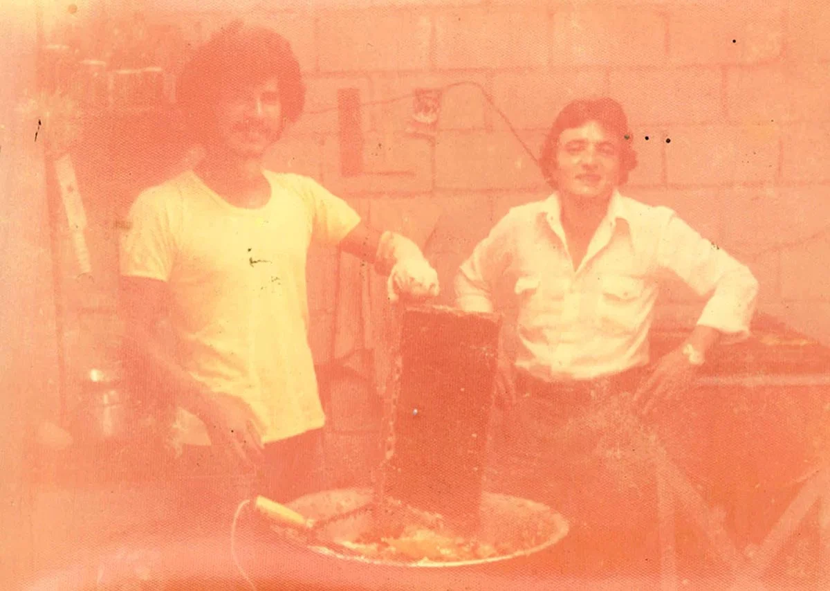 Primera extracción de miel cerca del año 1972.