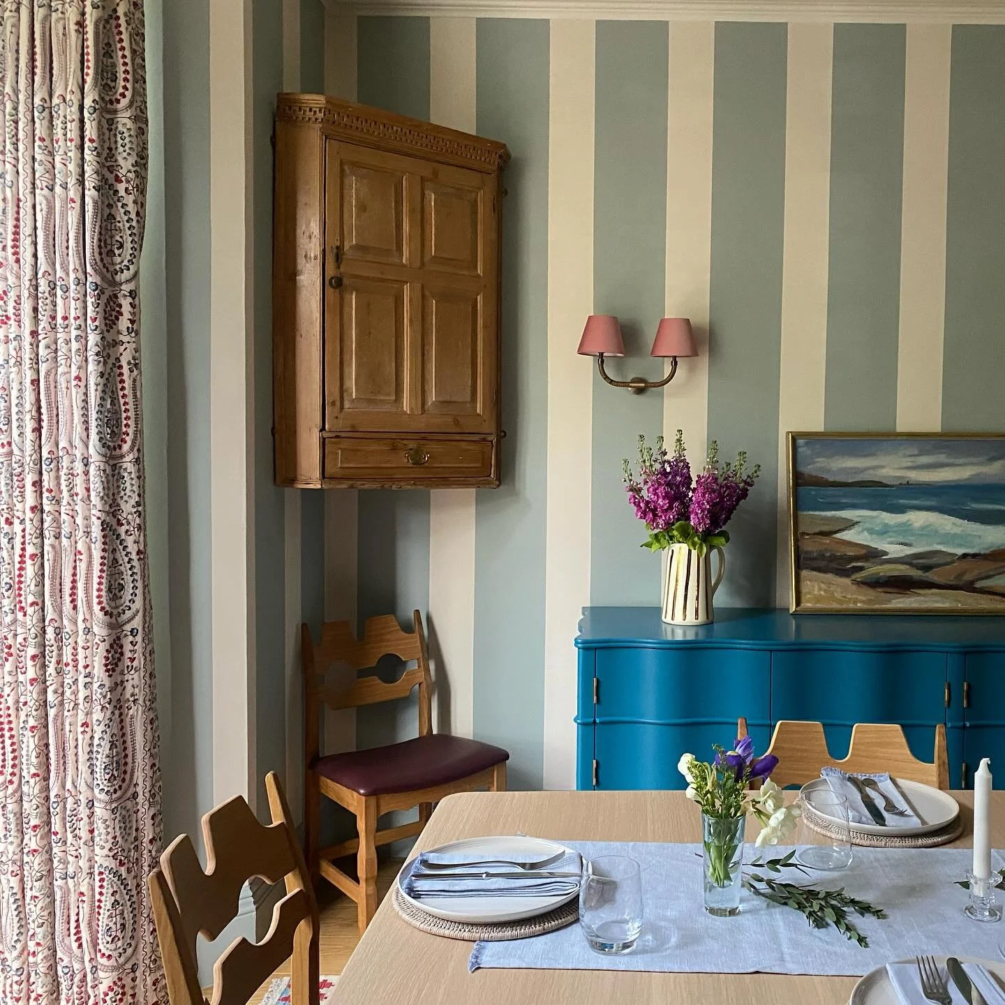 Sneak peek from last week&rsquo;s shoot with the lovely @peas.in.my.pod (this was one of my crappy iPhone shots - can&rsquo;t wait to see Sarah&rsquo;s much more beautiful ones!)💙
. . .
#interiordesigninspiration #diningroominspo #periodhomestyle #v